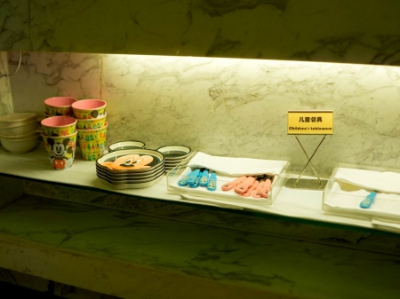 兒童餐具和喂養器皿